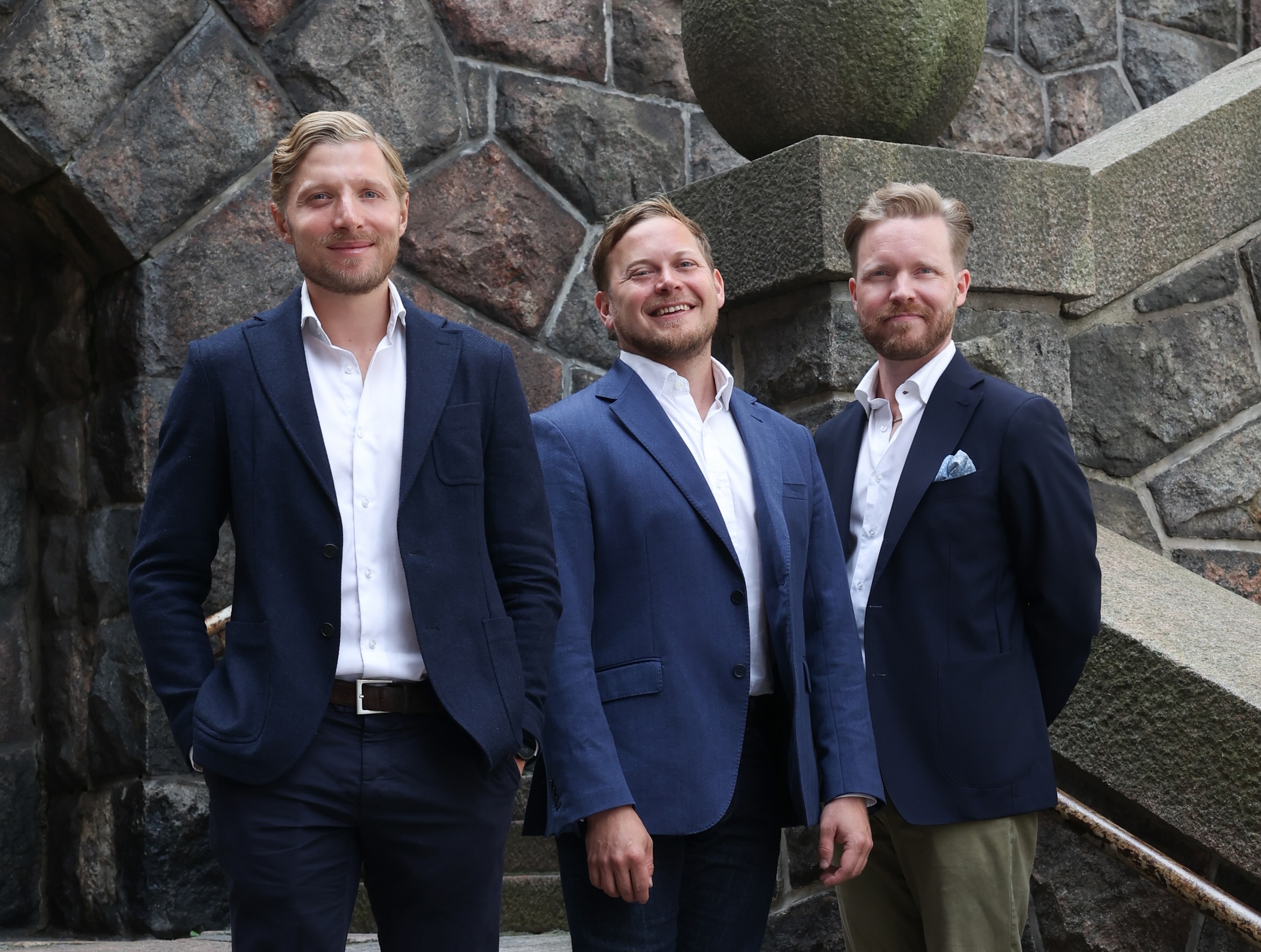 DAL Partnersin perustajaosakkaat Casimir Kontio, Niklas Lahti ja Markus Remes kiviseinän edessä